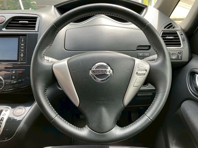 ステアリングも高級感があるので運転していても気持ちいい車になります。